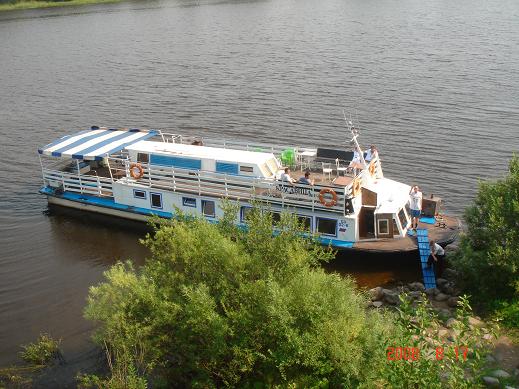 Теплоход "Красавица" у берега.