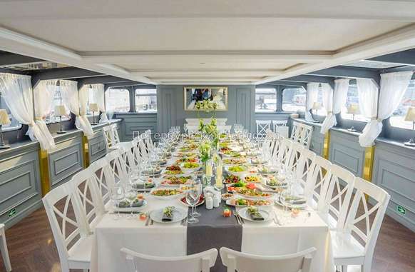 Сервировка банкета на круглом столе.