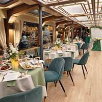 Ряд банкетных столов на теплоходе Амели