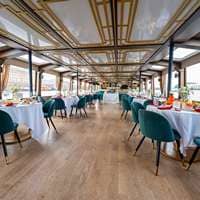 Салон теплохода Амели с накрытием в дневное время