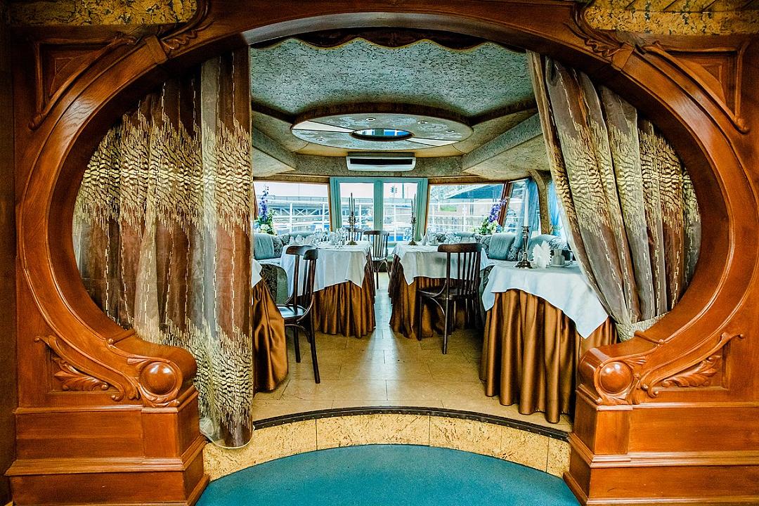Ресторан в корабле