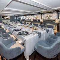 Вид банкетного стола под углом на Теплоходе Гранд Вояж