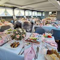 Салон Теплохода Гранд Вояж с бежевым накрытием