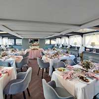 Салон Теплохода Гранд Вояж с бежевым накрытием