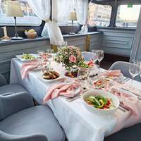 Стол с бежевым накрытием на теплоходе Гранд вояж