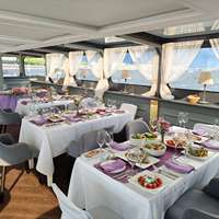 Салон Теплохода Гранд Вояж с феолетовым накрытием