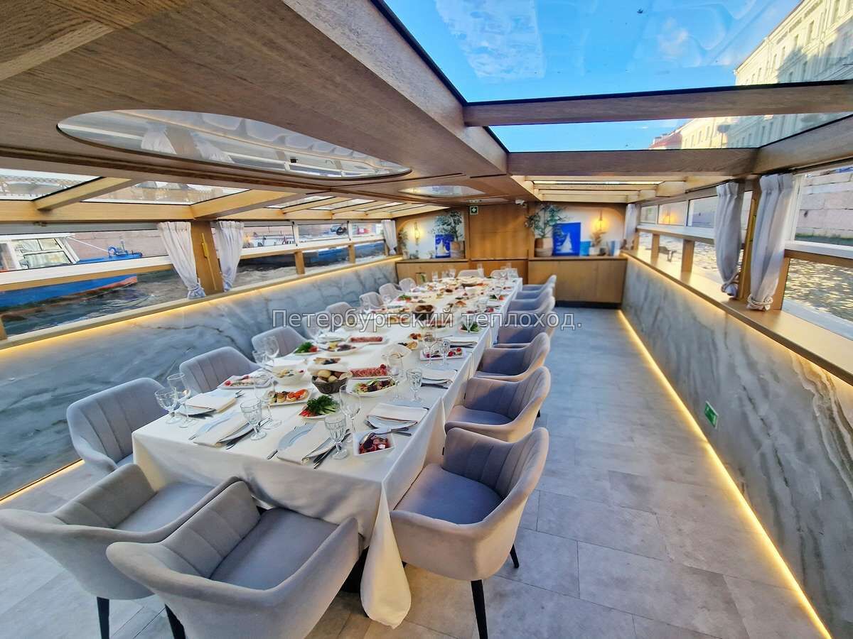 Накрытие единым столом на теплоходе Миконос