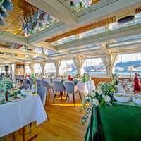 Зеленое накрытие на теплоход Чайка.