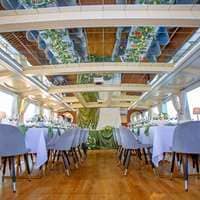 Зеркальный потолок на теплоходе Чайка.