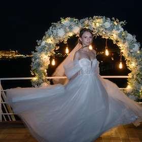 Невеста у арки на теплоходе