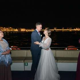 Свадебная фотография на открытой палубе