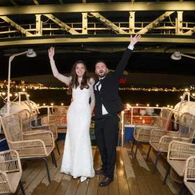 Молодая пара под мостом на теплоходе