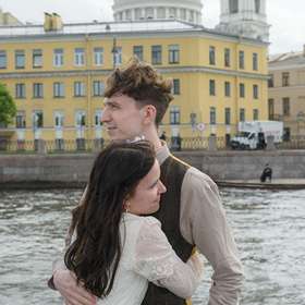 Молодые обнимаются на теплоходе