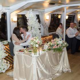 Свадебный президиум на теплоходе