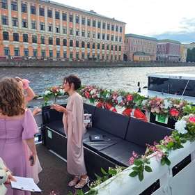 Свадебное украшение по борту теплохода