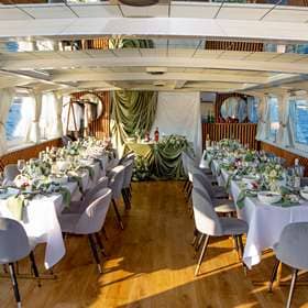 Свадебное накрытие на теплоходе Чайка