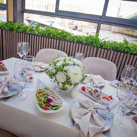 Украшенный свадебный стол на теплоходе История