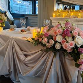 Свадебный президиум на теплоходе Гранд Вояж