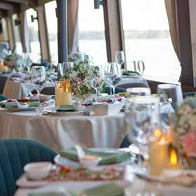 Свадебный декор на теплоходе Амели