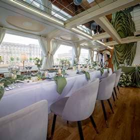 Свадебный президиум на теплоходе Чайка