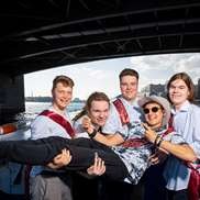 Постановочная фотография выпускников под мостом